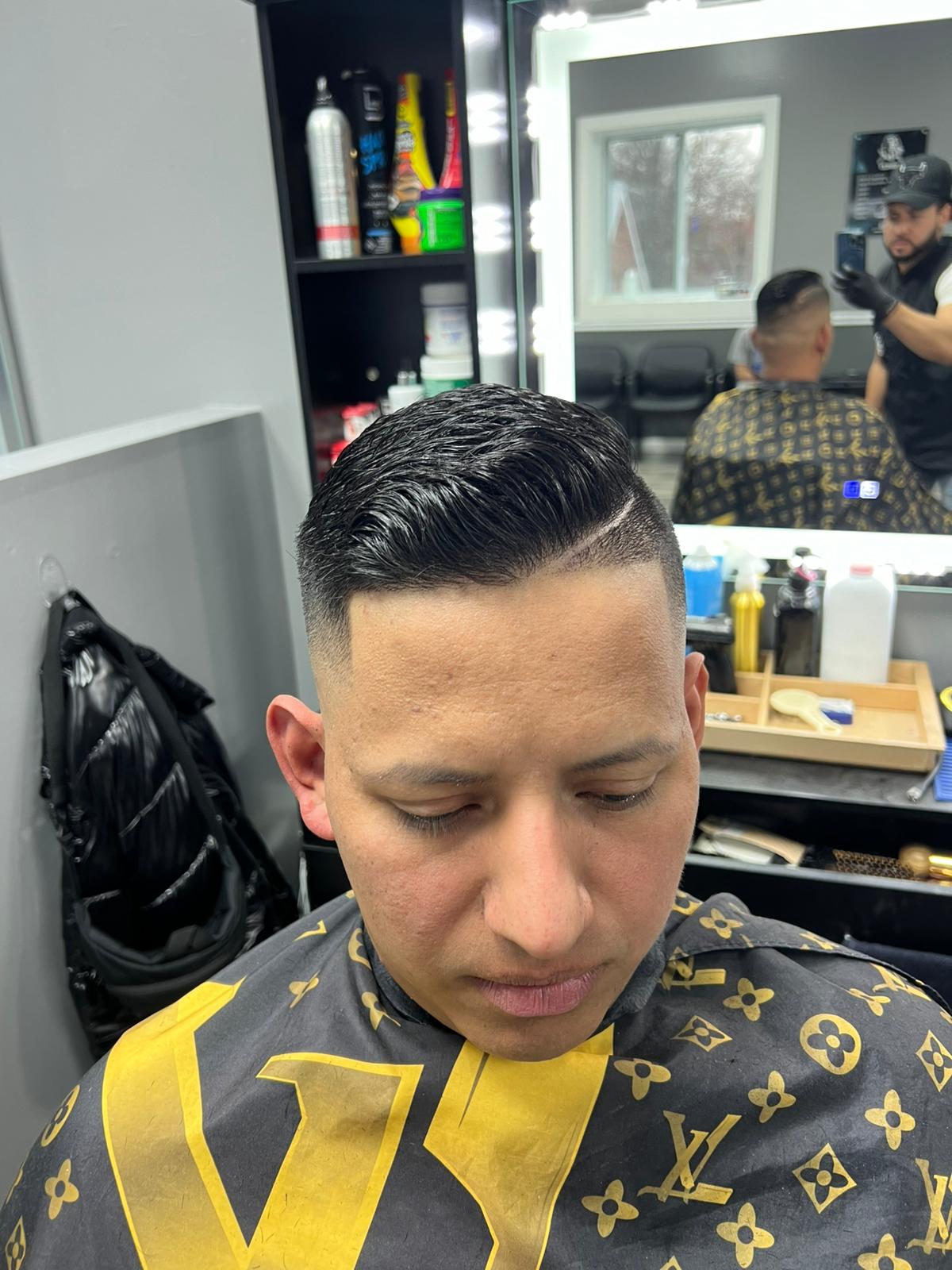 Barbero detallando un corte fade