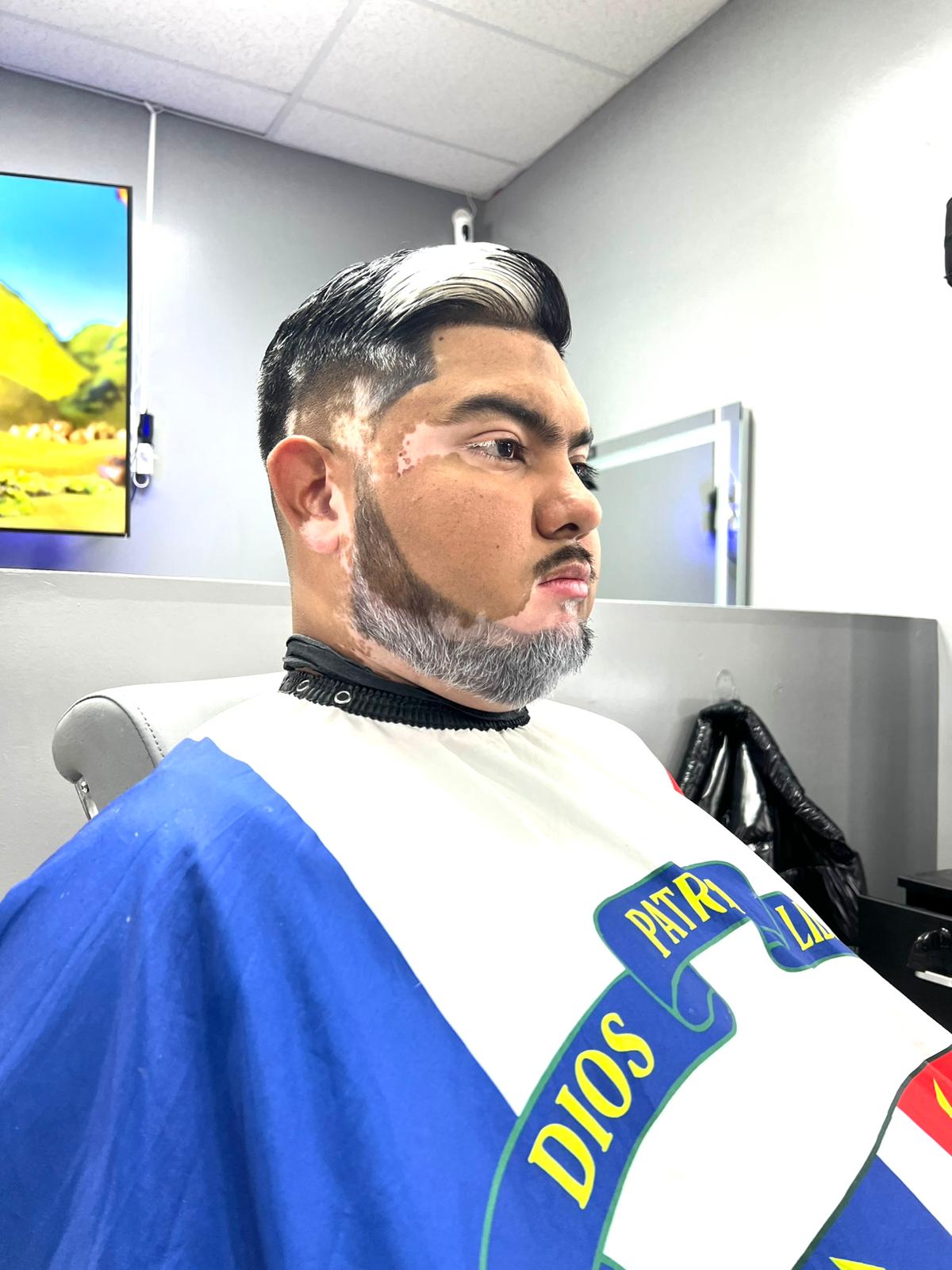 Hombre con diseño de líneas en el corte