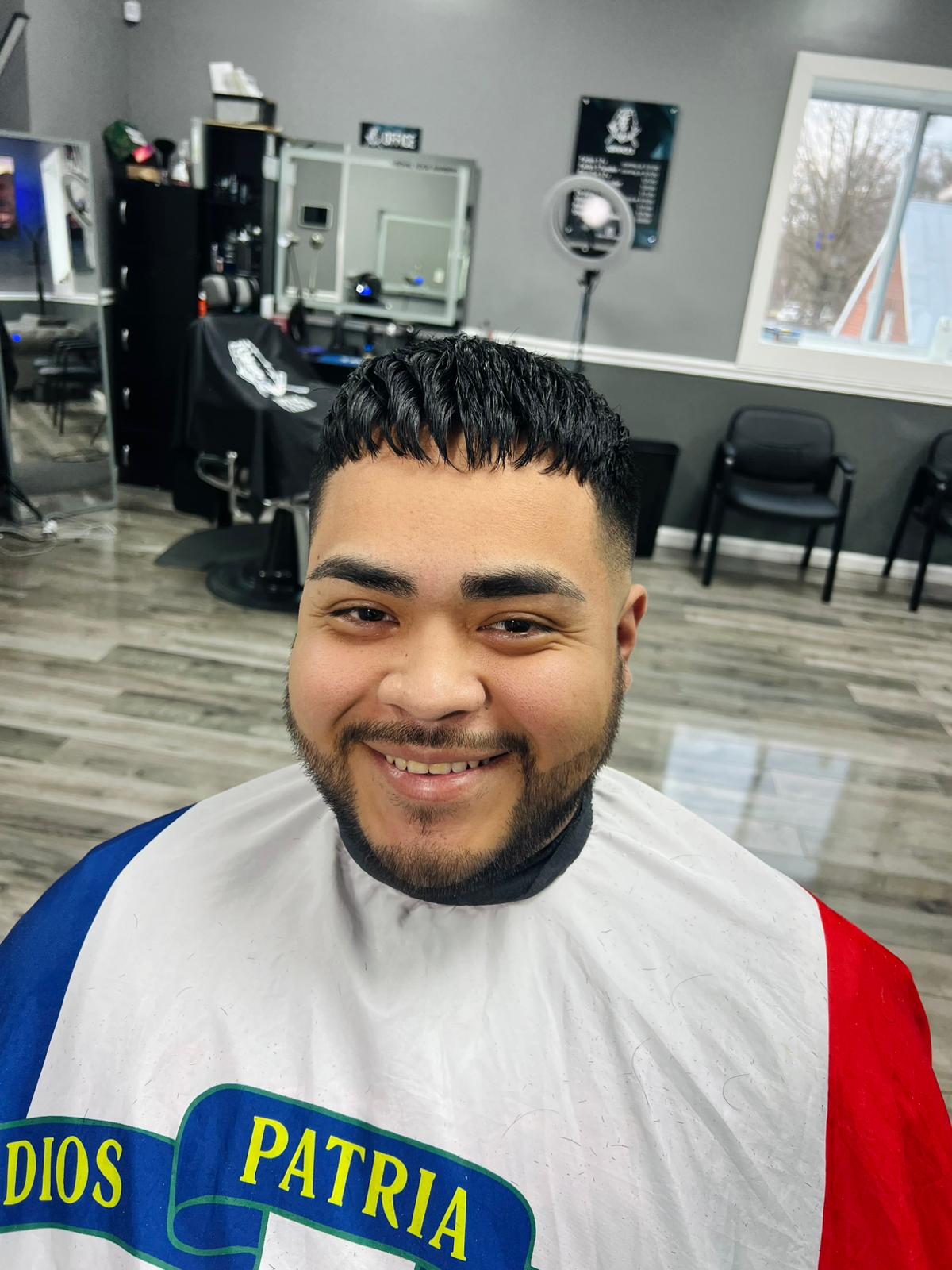 Cliente con corte moderno y barba arreglada