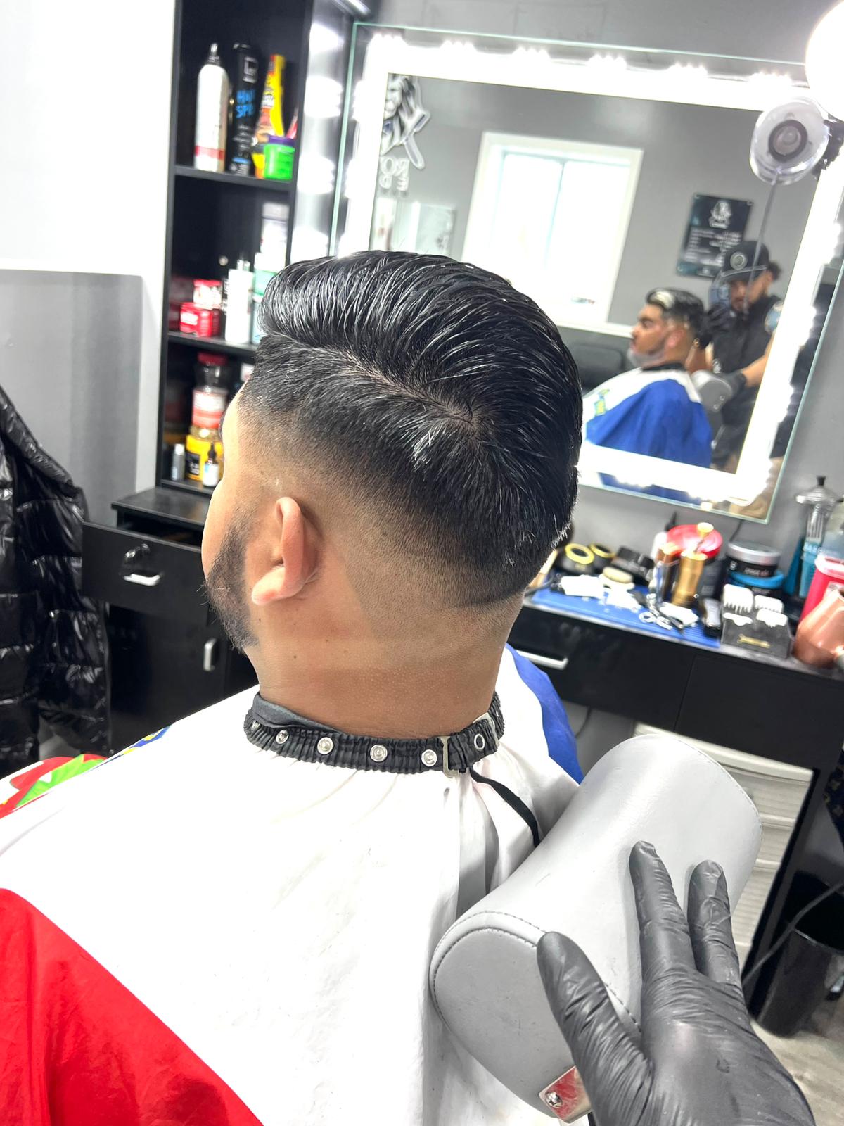 Barbero aplicando espuma para afeitar