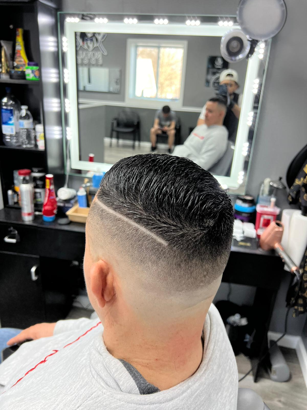 Hombre con pelo tintado y peinado hacia atrás