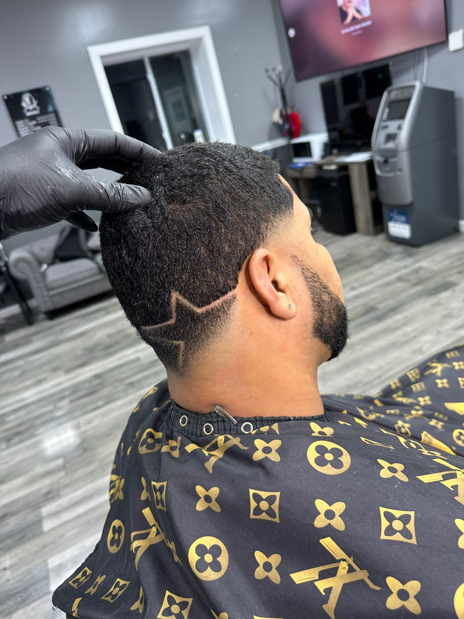 Barbero peinando a un cliente