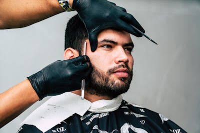Barbero usando máquina para un corte preciso