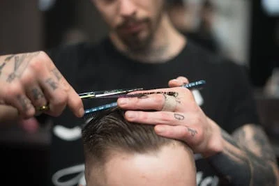 Cliente relajado mientras le cortan el pelo